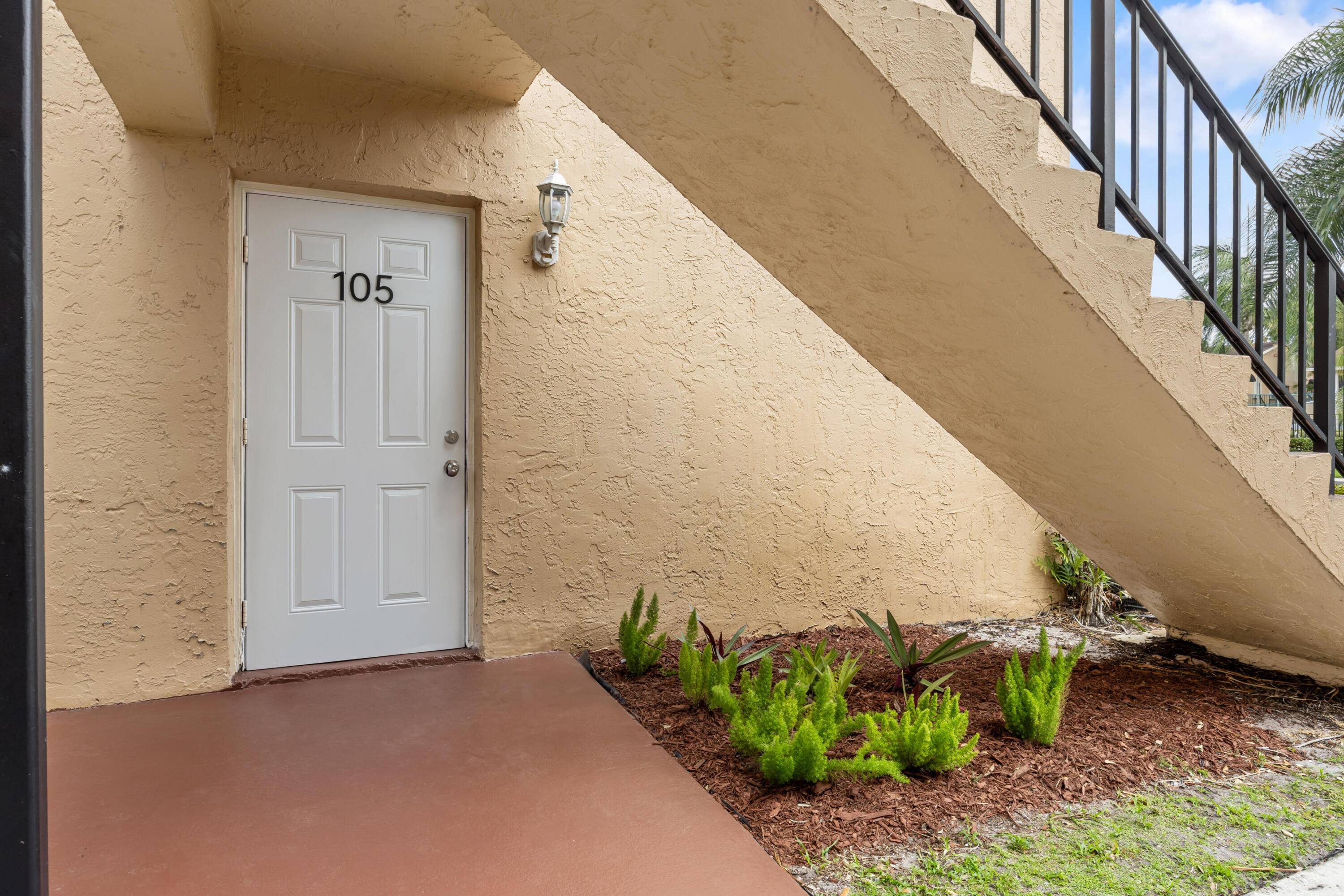 Investors Alert ! ! Welcome to this Renovated condo located in Lake Worth.