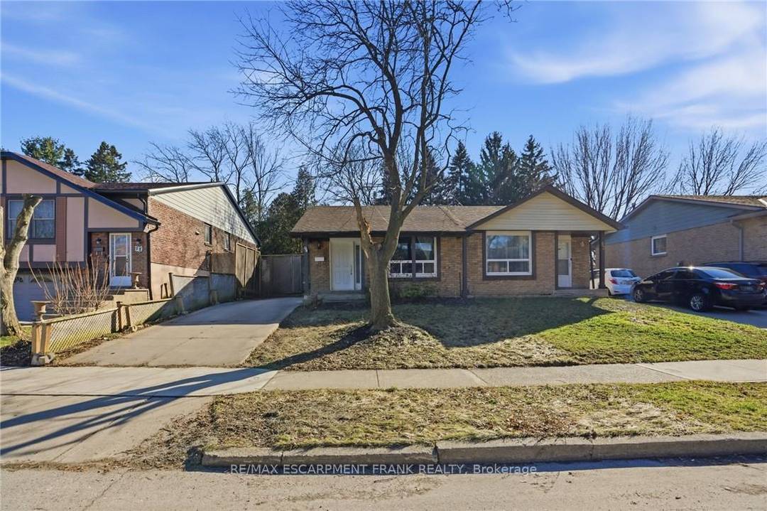 Bright and spacious 4 level semi detached backsplit in a fantastic family friendly neighbourhood !