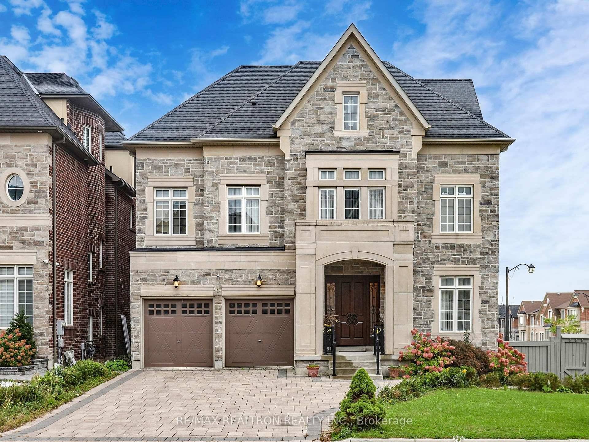 Welcome to 1 Conger St ! This stunning 3 storey detached corner home offers over 6, 000 sq ft of total living space with 7 bedrooms and 6 bathrooms.