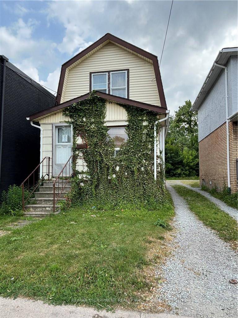 Affordable Detached 2 Storey Home in the Heart of Welland !