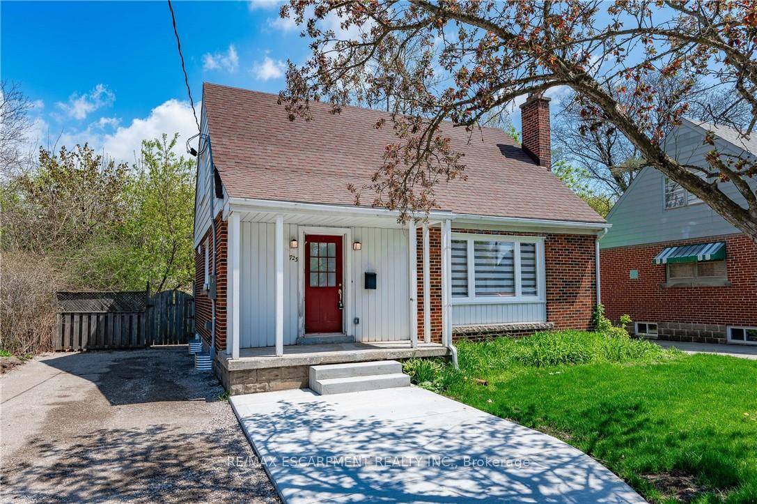A detached home downtown Burlington just in time for Summer !