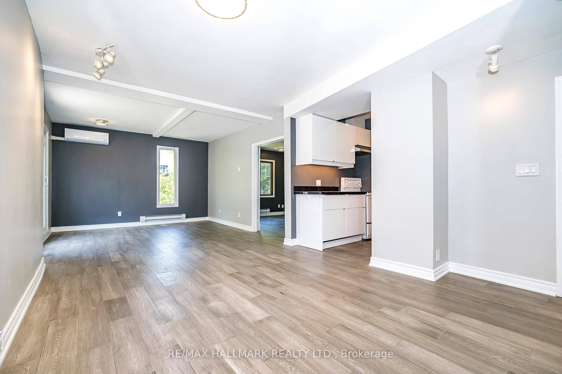 Located In North Riverdale, Minutes From Downtown Toronto, Walking Distance to Riverdale Park East amp ; Withrow Park.