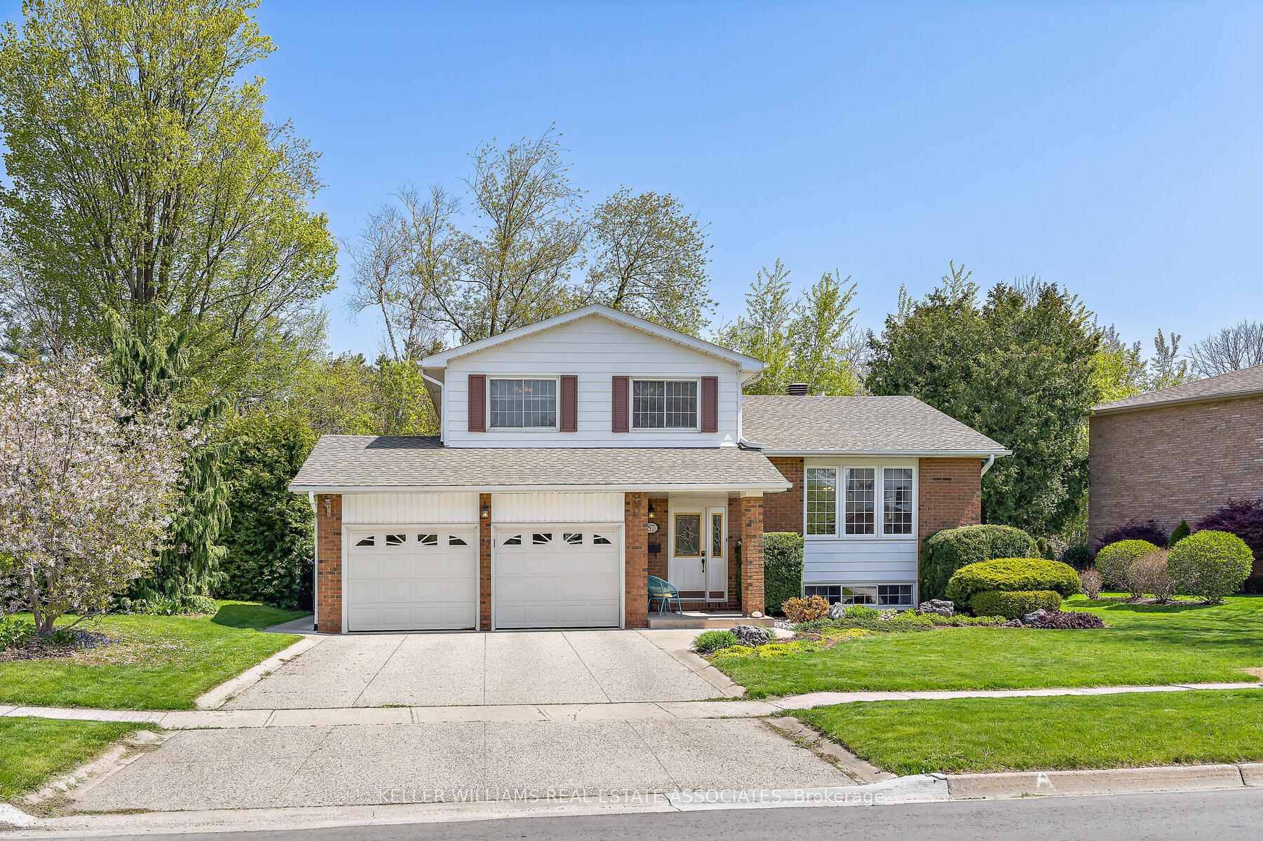 Welcome to 87 Mary St, a well maintained, 4 level sidesplit in the premium area of downtown Georgetown.