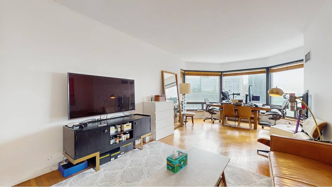Welcome to Residence 17B at Central Park Place a spacious and elegant one bedroom, one and a half bathroom home in one of Manhattan's most desirable full service condominiums.