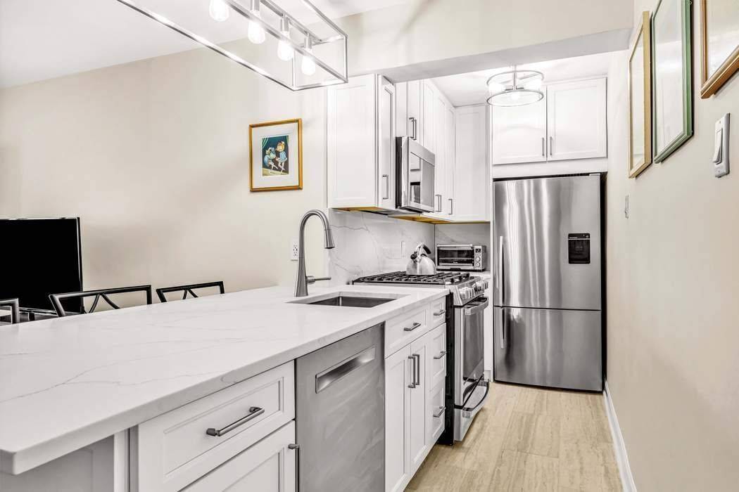 Welcome to 220 East 67th Street, apartment 6J, a beautifully renovated mint condition alcove studio offering contemporary comfort in the heart of Manhattan s Upper East Side.