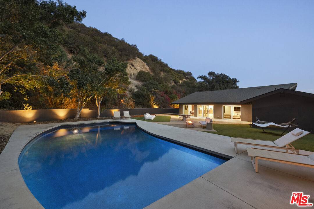 9289   Swallow Dr 4BR Sunset Strip La