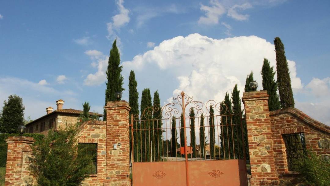 Farmhouse with land and outbuildings for sale in Tuscany, province of Arezzo with beautiful panoramic views over the town of Lucignano