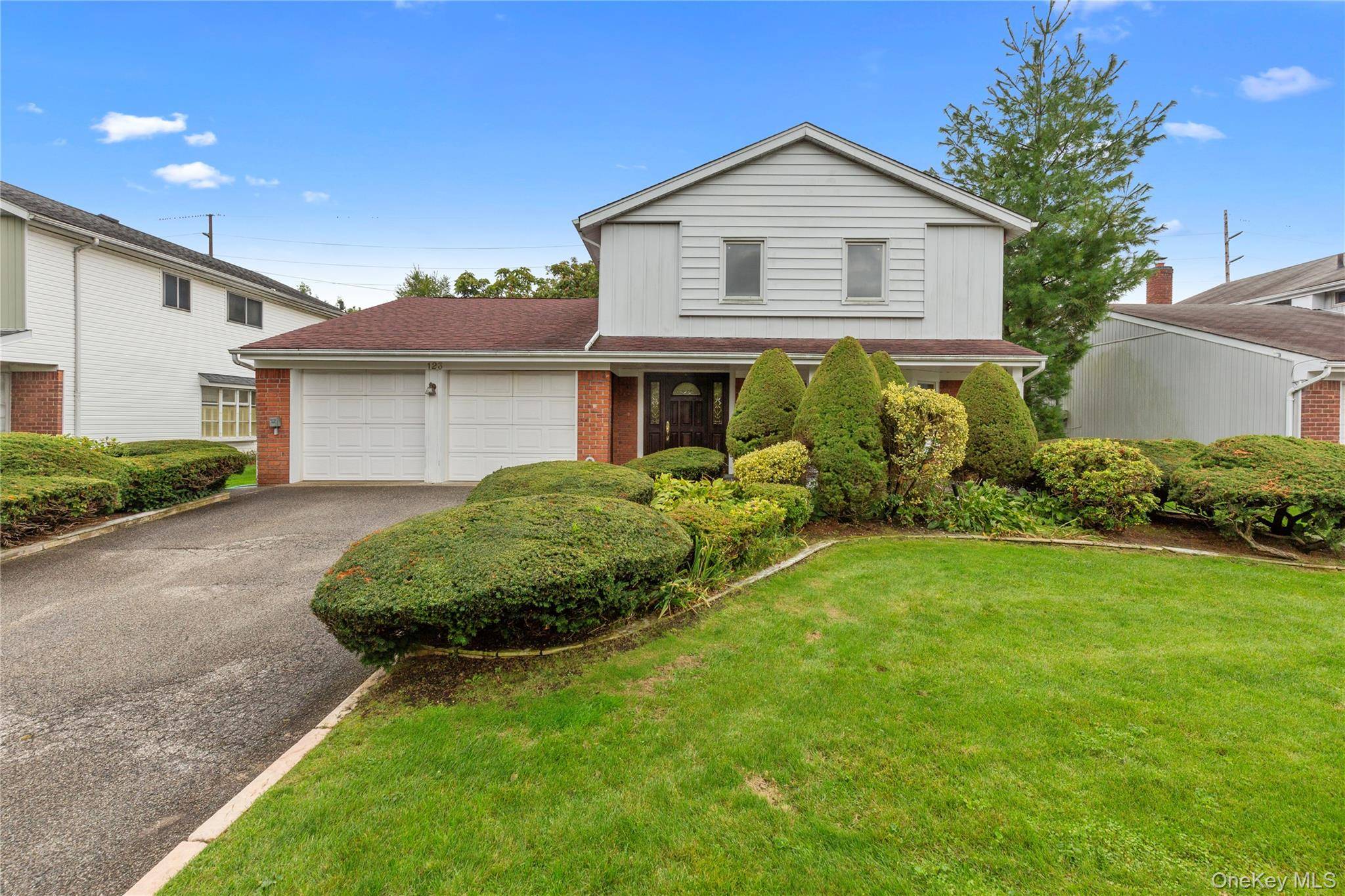 Beautifully Maintained Updated And Spacious Splanch Style Home In Prestigious Manhasset Hills Area With Herricks School District.