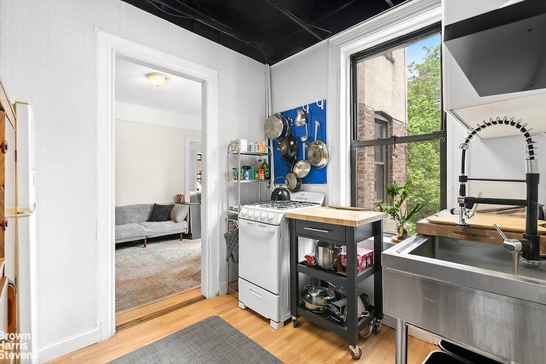Come discover Residence 25 a sun drenched and tranquil 2 bedroom, 1 bathroom home nestled in the heart of Hell's Kitchen, one of Manhattan's most vibrant and dynamic neighborhoods.