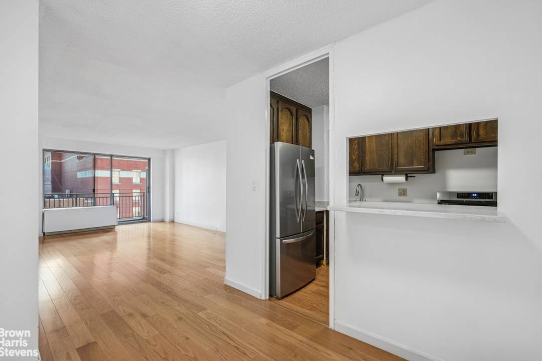 Welcome to apartment 16F in the elegant Murray Hill House, a full service cooperative in the historic neighborhood of Murray Hill.