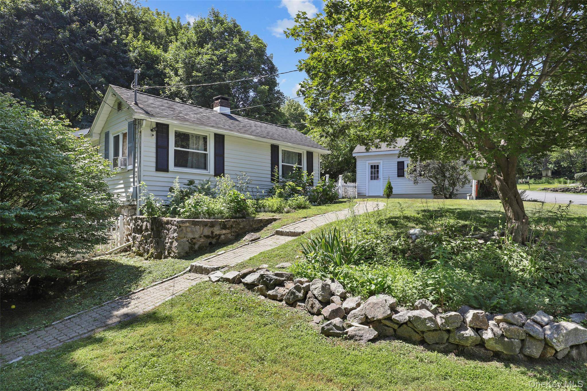 3 BR, 1 BA Ranch with rights to the beautiful Putnam Lake !
