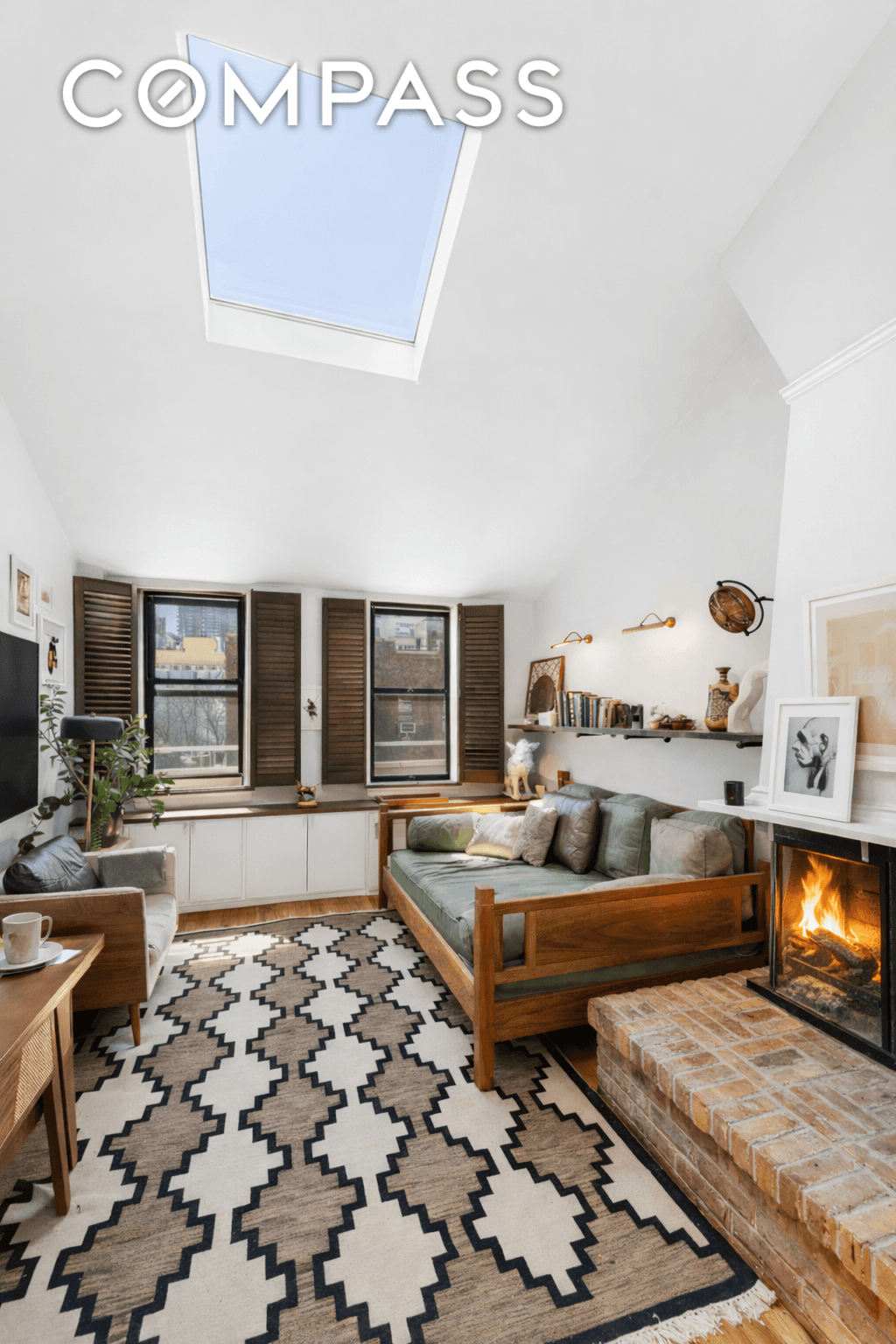 Perched atop a pre war elevator building on one of the quietest tree lined blocks on the Upper East Side, this duplex one bedroom, one and a half bath residence ...