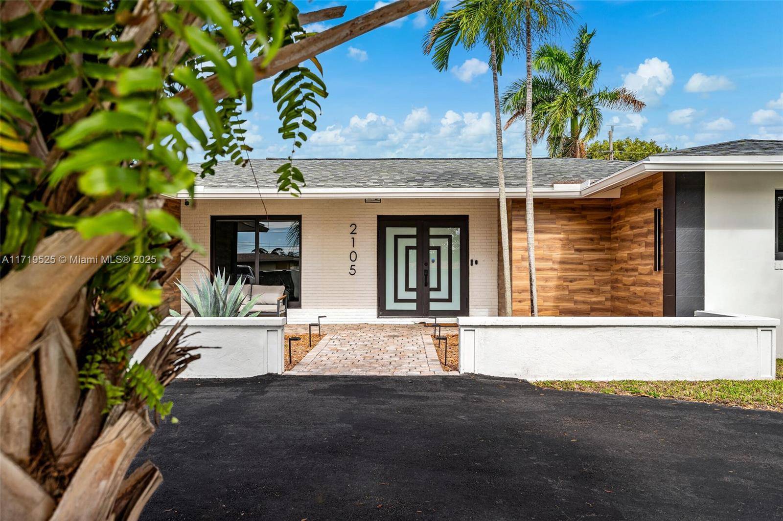 Stunning Superhost Bungalow minutes from the beach !