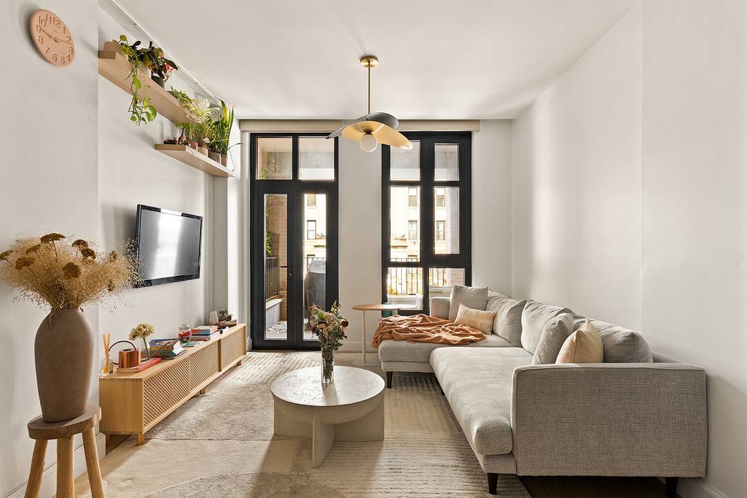 This beautifully appointed 1 bedroom, 1 bathroom apartment combines thoughtful design with modern convenience.