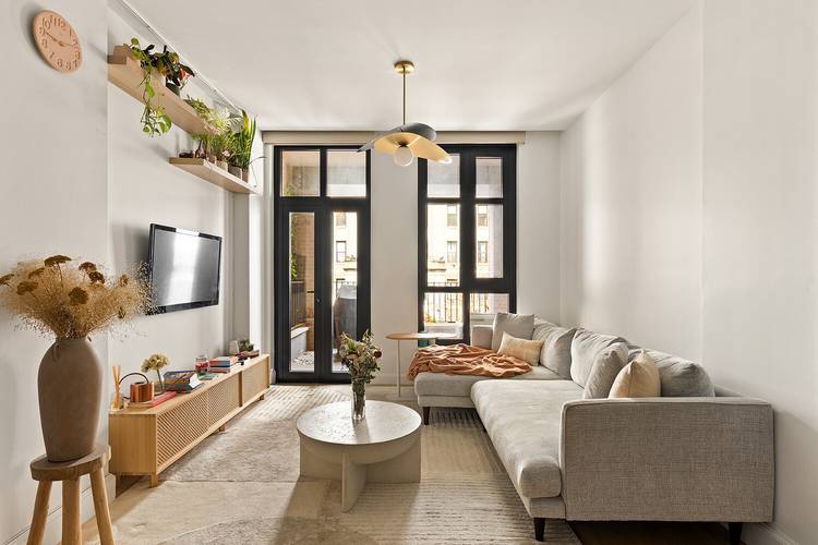 This beautifully appointed 1 bedroom, 1 bathroom apartment combines thoughtful design with modern convenience.