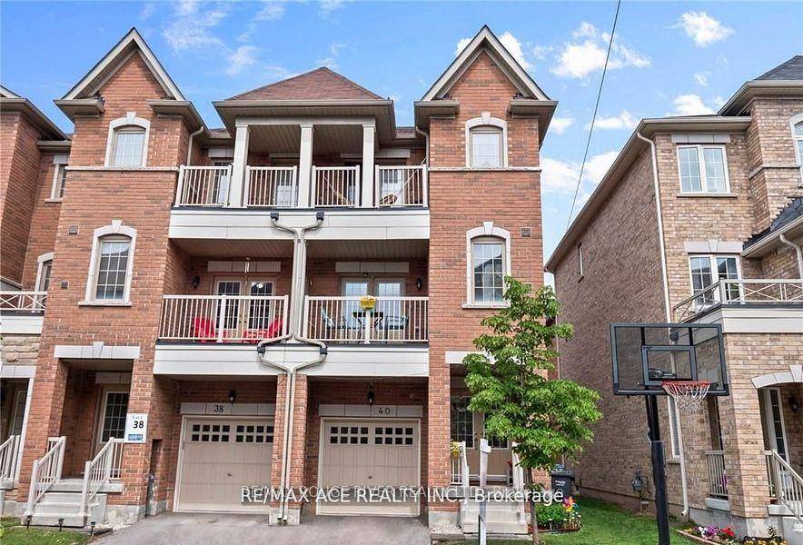 Beautiful amp ; Bright End Unit Townhome Main In An Excellent Location !