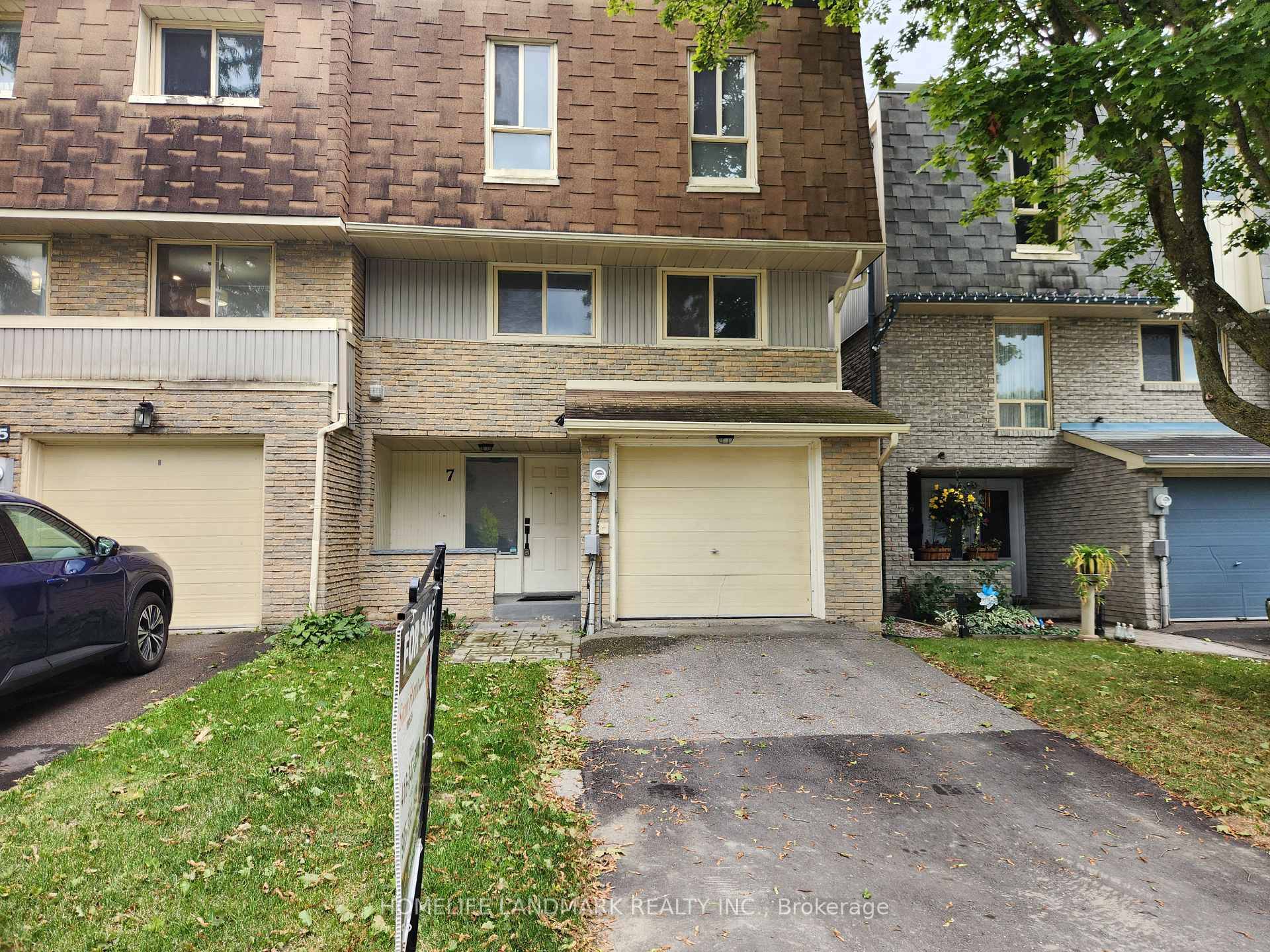 Pride of Ownership, in the hart of the desired area of Aurora highland this end unit like semi detached townhouse backed on green with full privacy and fenced backyard fully ...