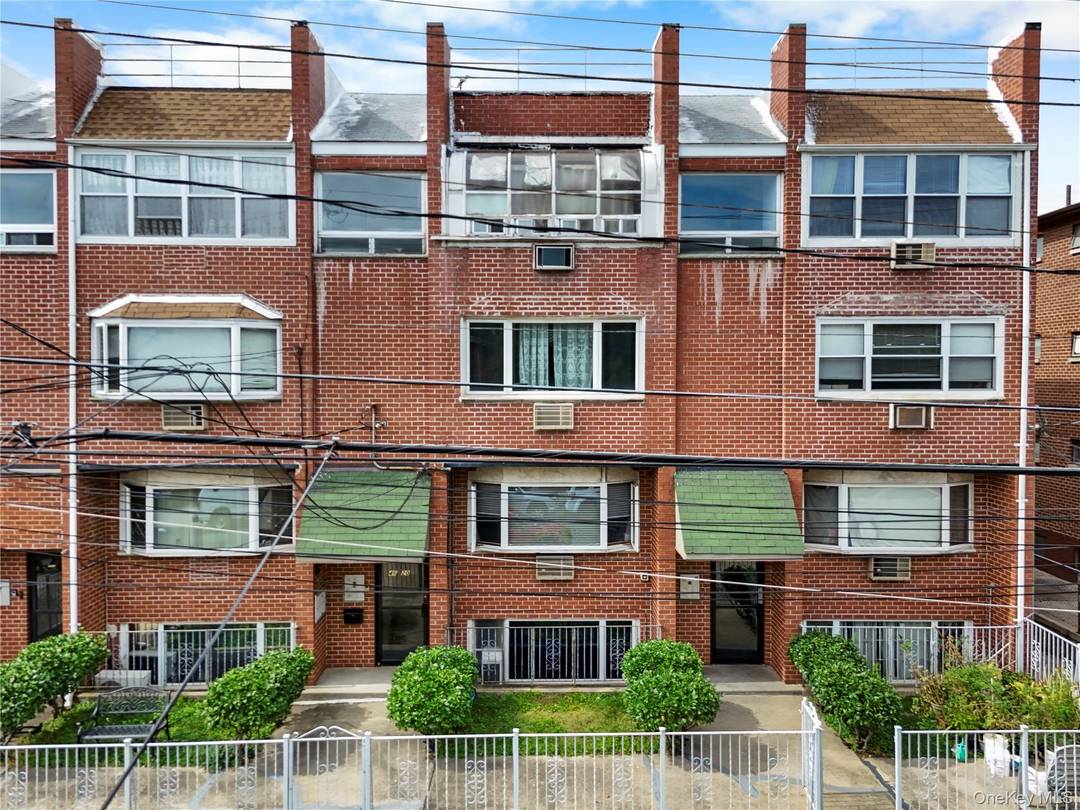 Beautiful condo with large 2 Bedrooms and 2 Bathrooms.