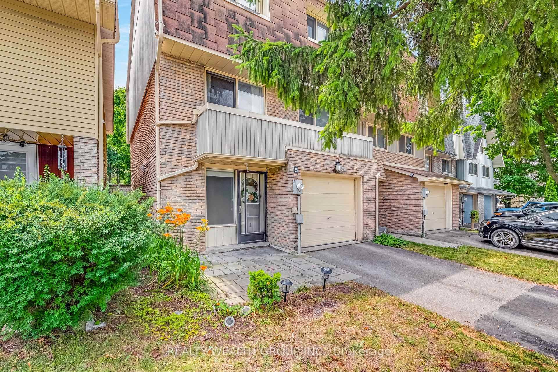 3 bed 2 bath condo Town