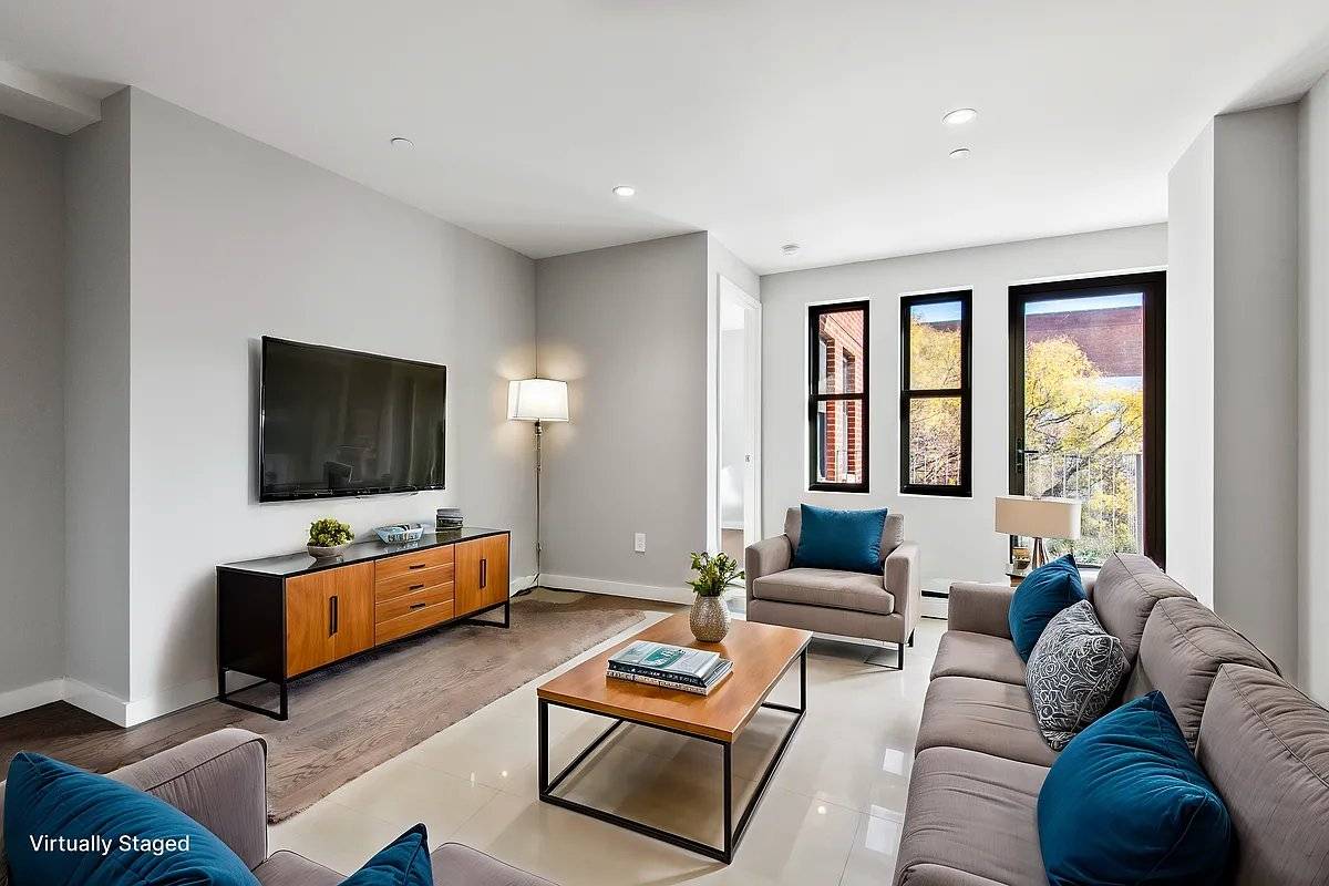 Newly Renovated 2 bed with private outdoor space in Prime East Village Location !