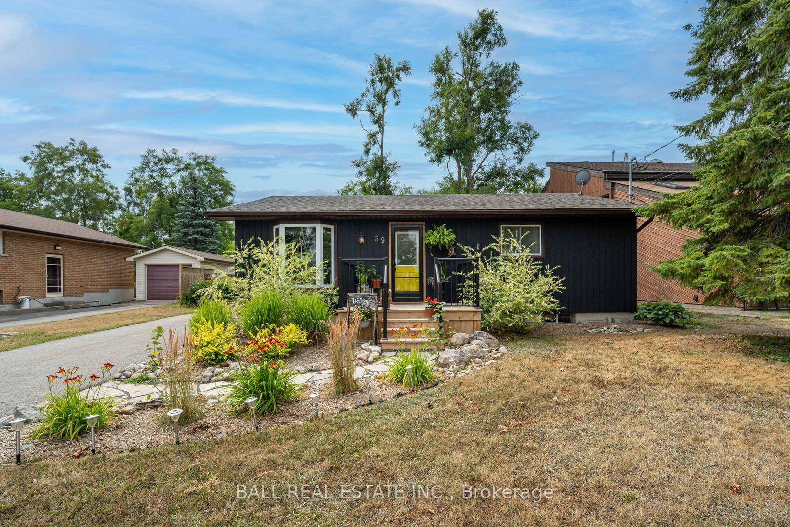 Chic Charm in the Heart of Lakefield !