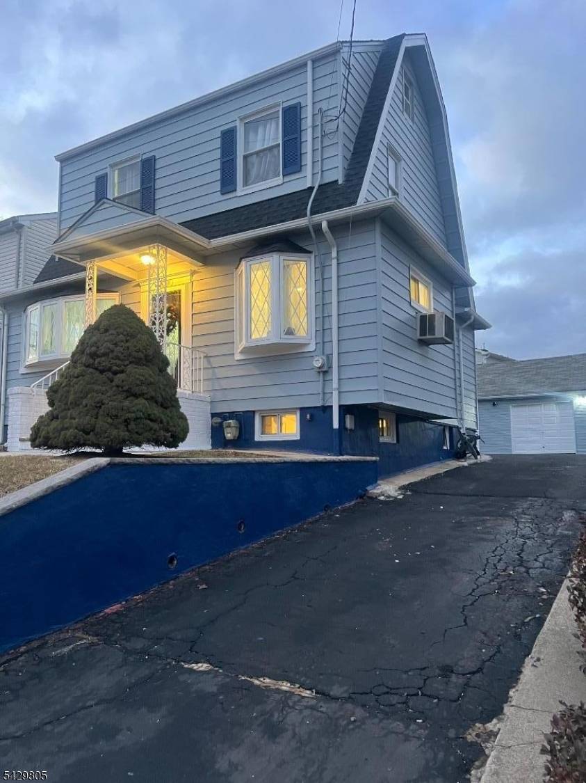 Captivating Colonial with Low Taxes !
