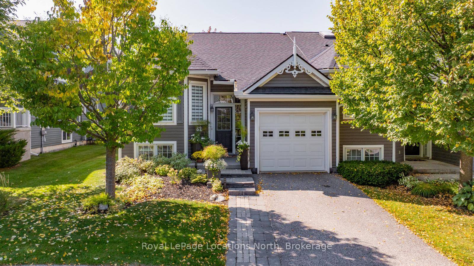 Stylish Townhouse Beside the Golf Course in Collingwood.