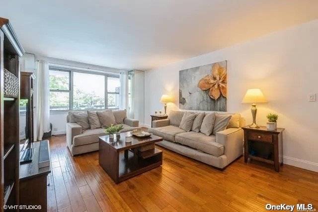 Stunning Fully Renovated 2 Bedroom, 1 Bath 1, 000 sq.