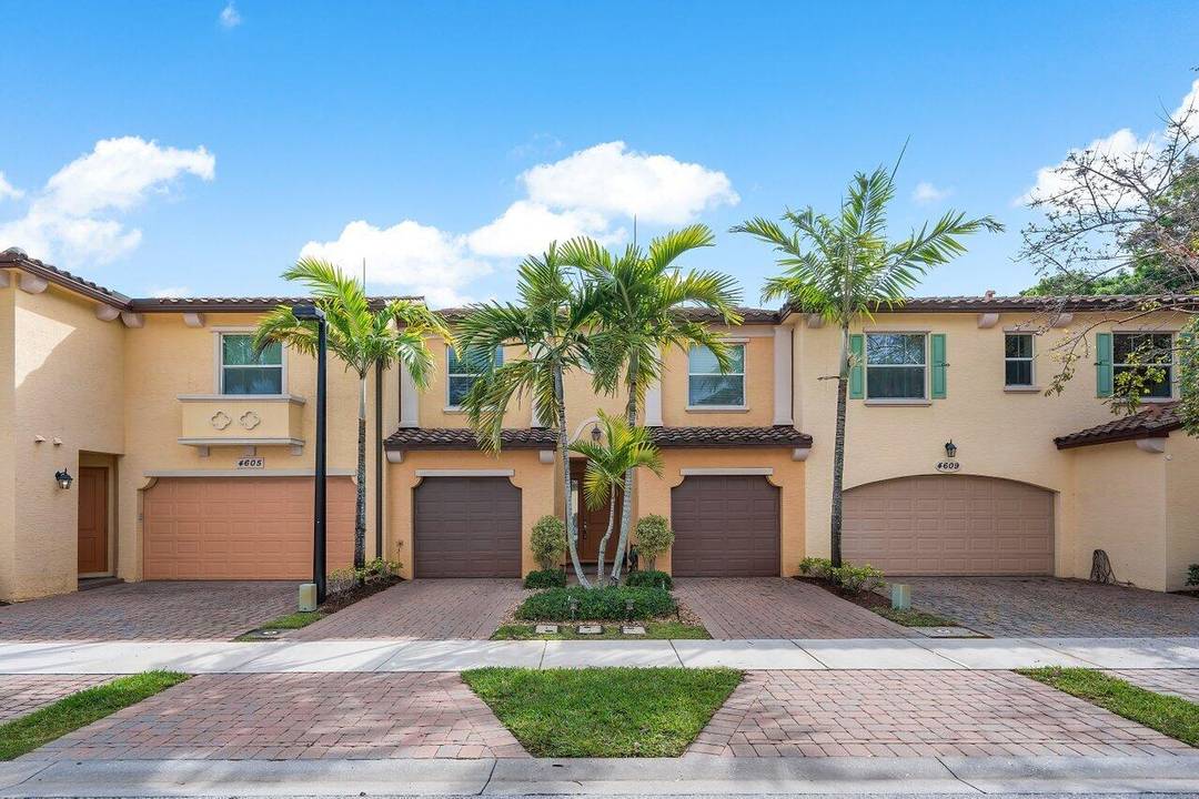 Beautiful 3 2. 5, 2 Car Garage Lakefront Townhome In A Prestigious Gated Community.