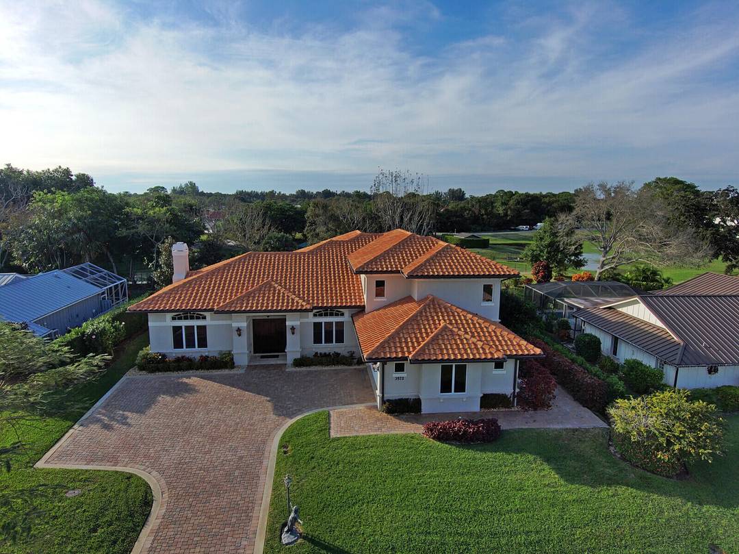 Welcome to 3572 SE Court Drive, an exquisite home located in the prestigious Yacht and Country Club of Stuart YCCS, offering a luxurious lifestyle with a 24 hour manned gate ...