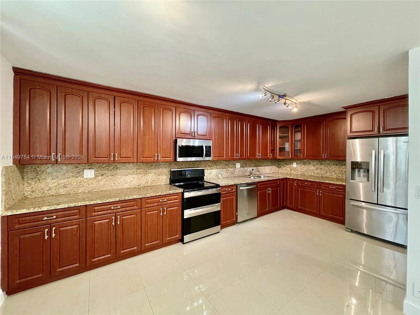 LOCATION LOCATION ! ! Beautiful 3 bedrooms 2 Bathrooms apartment in Villa Dorada in the city of Aventura.
