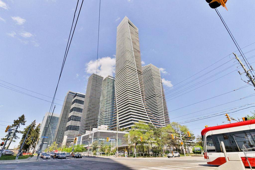 Beautiful 2 Bedroom Suite Just Steps from the Lake !