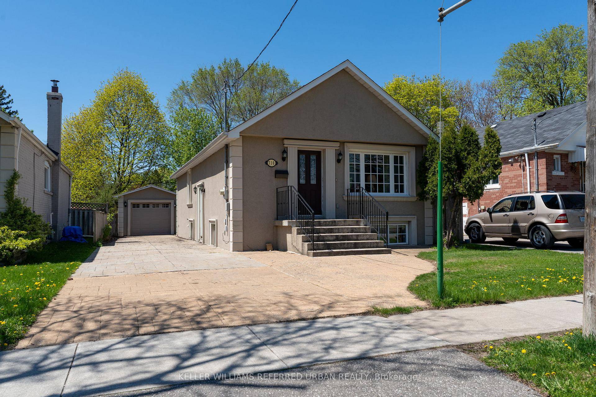 Welcome home to this wonderful detached 2 2 bedroom bungalow located in the desirable Clairlea Community !