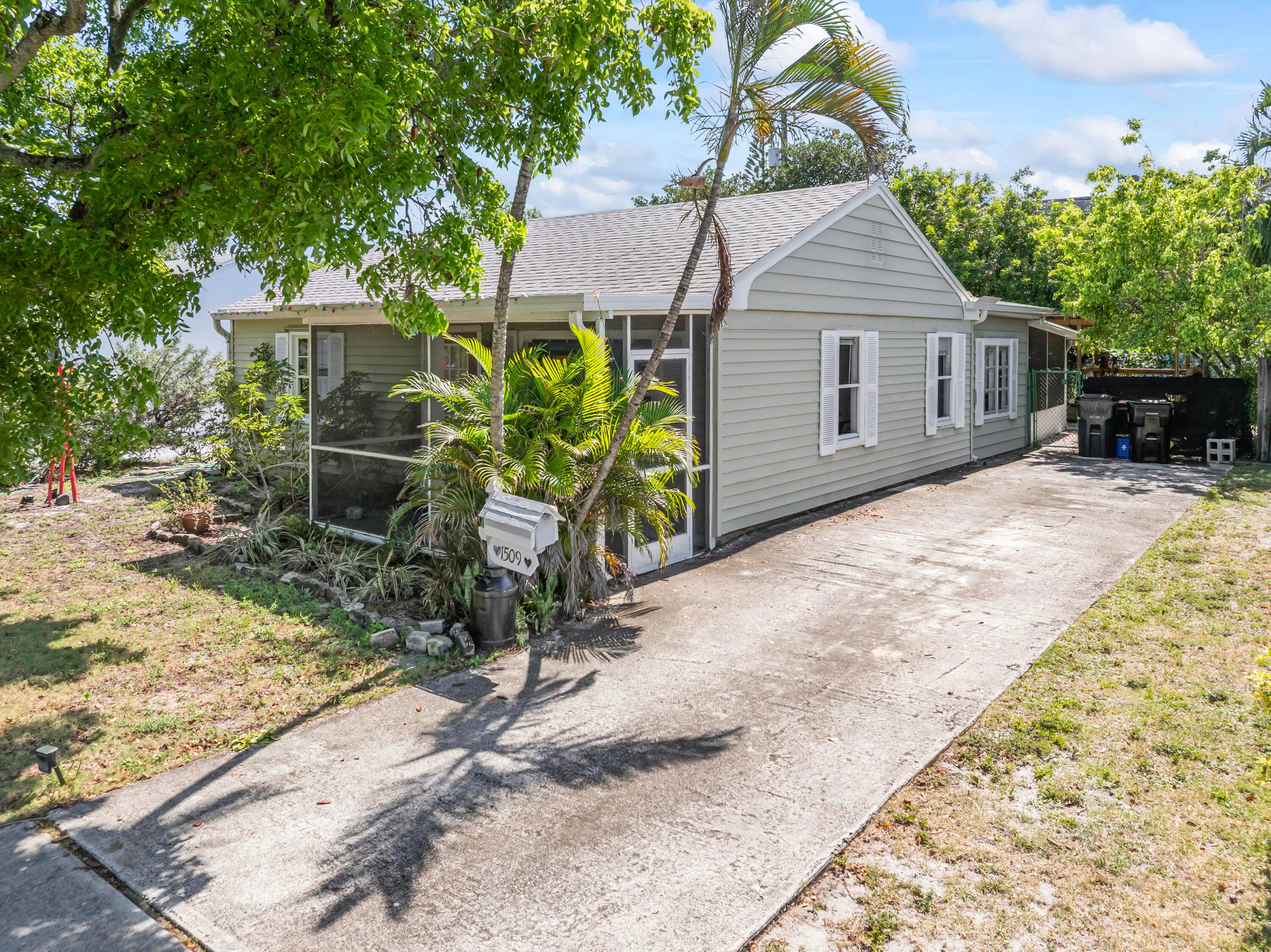 Charming Lake Worth Beach Cottage with Modern Touches !