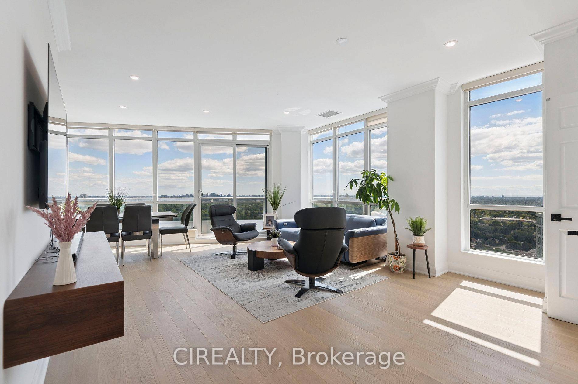 Upper Penthouse with Panoramic Views !