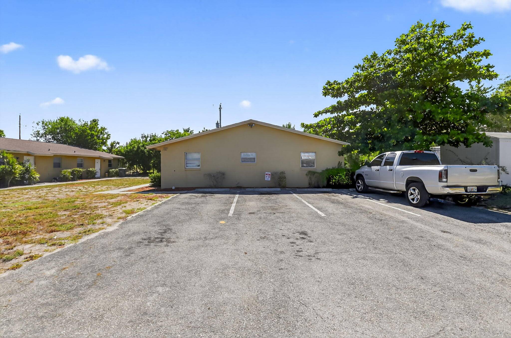 DUPLEX FOR SALE WITH GREAT TENANTS ANNUAL TILE FLOORING WITH NEWER CABINETS AND REFURBISHED APPLIANCES.