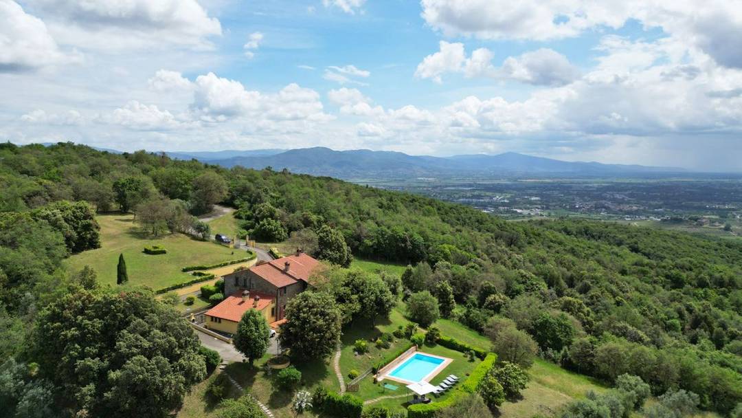 Ancient stone country house renovated with swimming pool, panoramic views and 35 hectares of land in the heart of the Tuscan countryside.