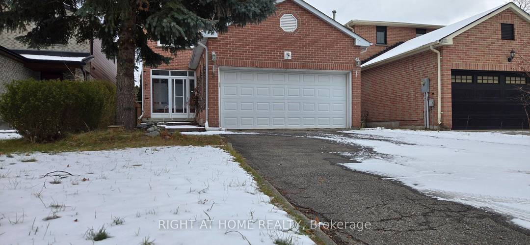 3 Bedroom Family Home in the Heart of Richmond Hill !