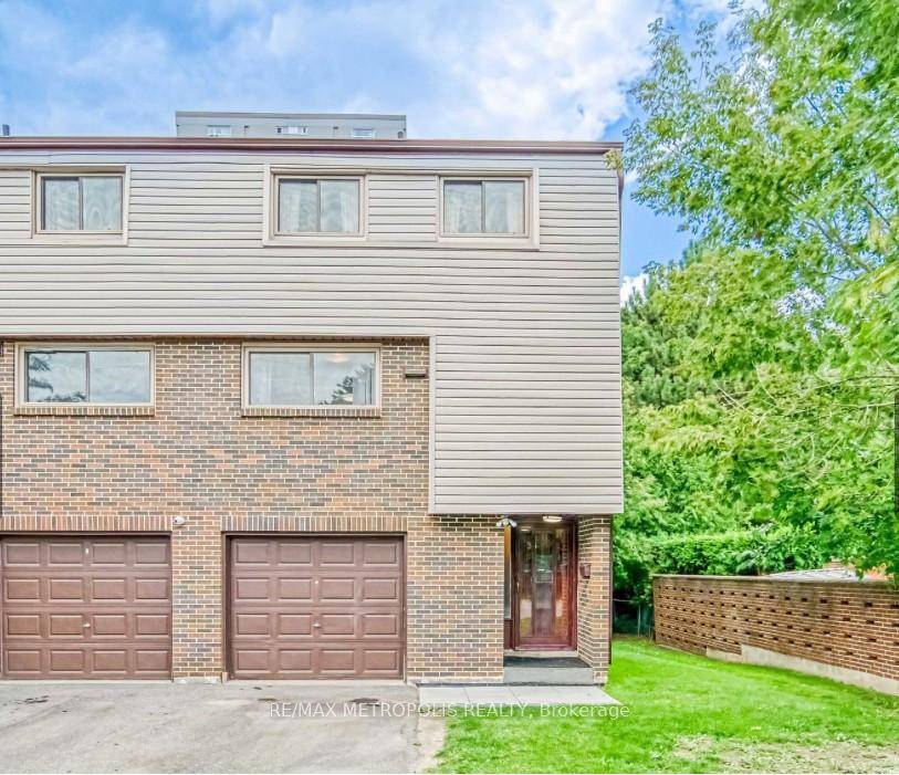 LOCATION LOCATION Charming PREMIUM End Unit condo townhouse with Exceptional Features in a Prime Location !