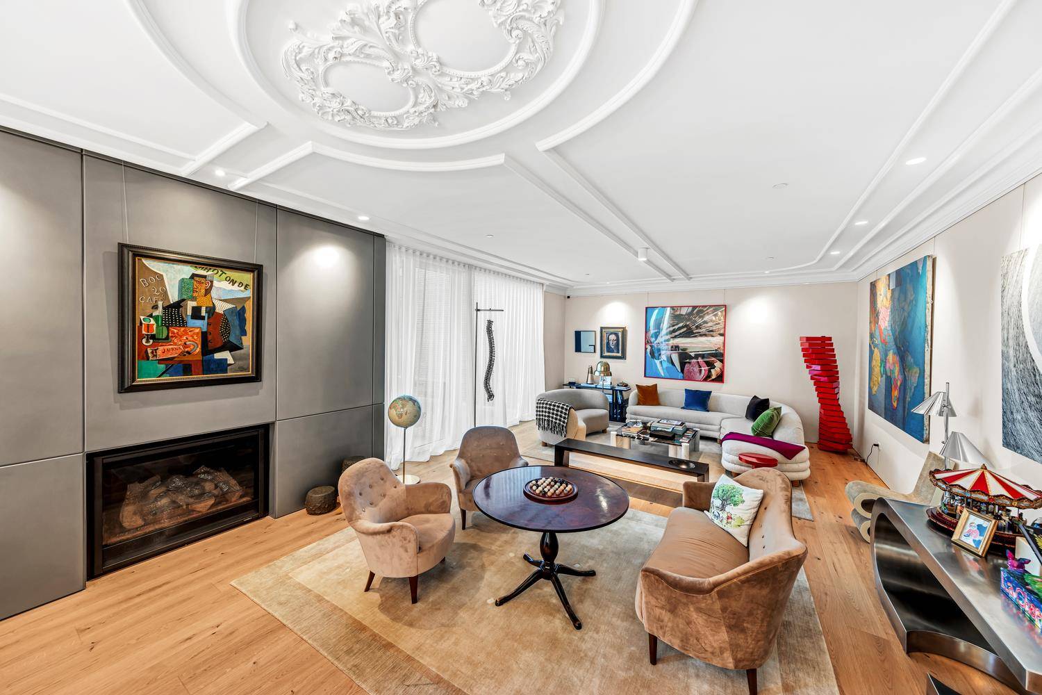 Residence 5 at 532 West 20th Street Condominium is a luxurious full floor home in a full service, doorman building, featuring a private elevator landing entrance.