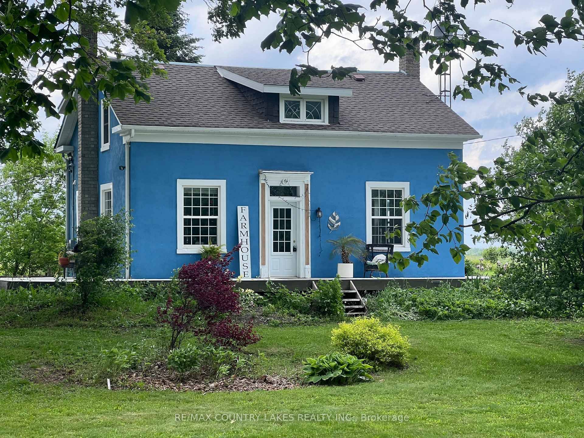 Charming 1850 Farmhouse on a Scenic Acre Lot !