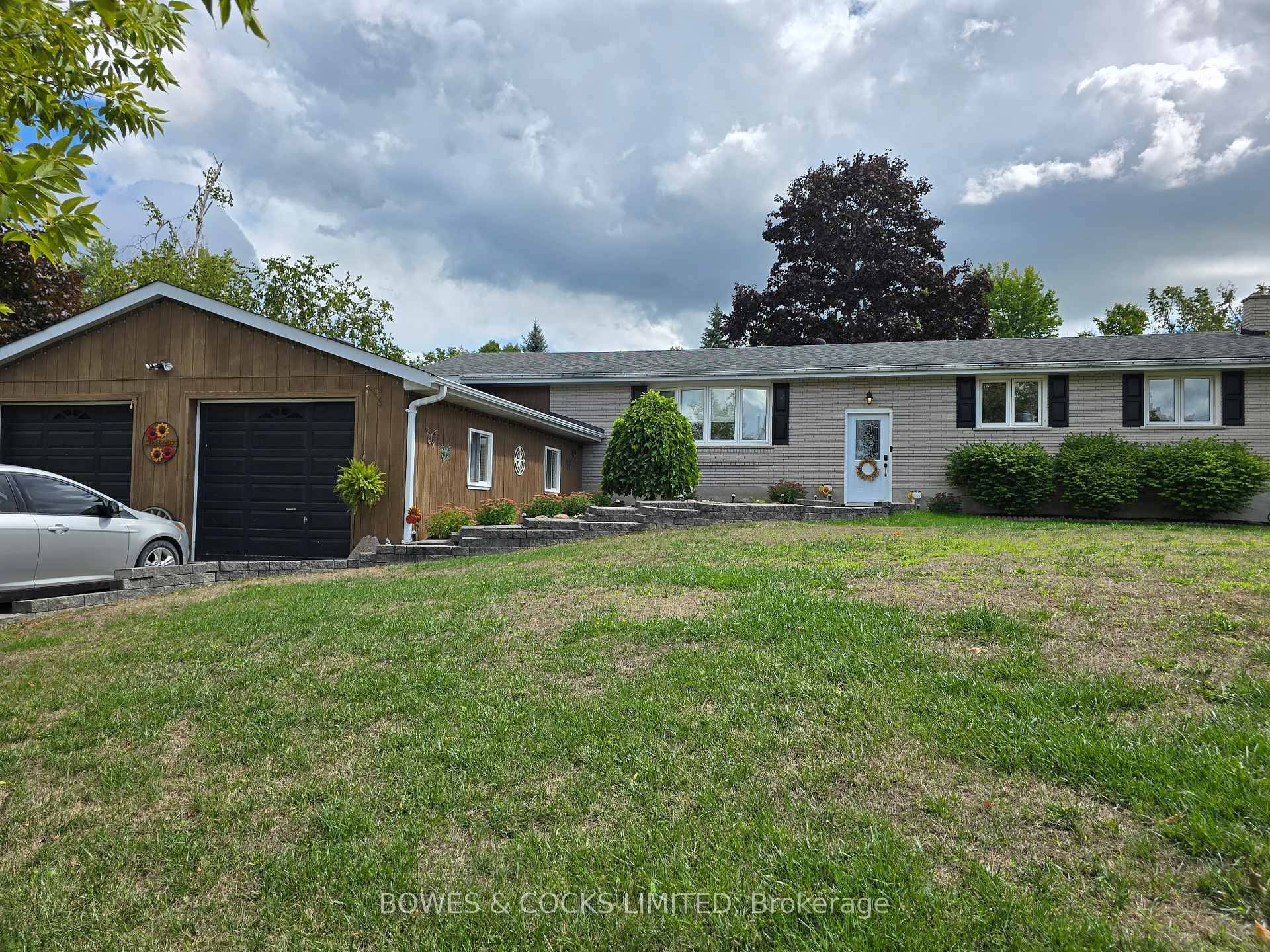 Well maintained Bungalow with 4 main floor bedrooms.