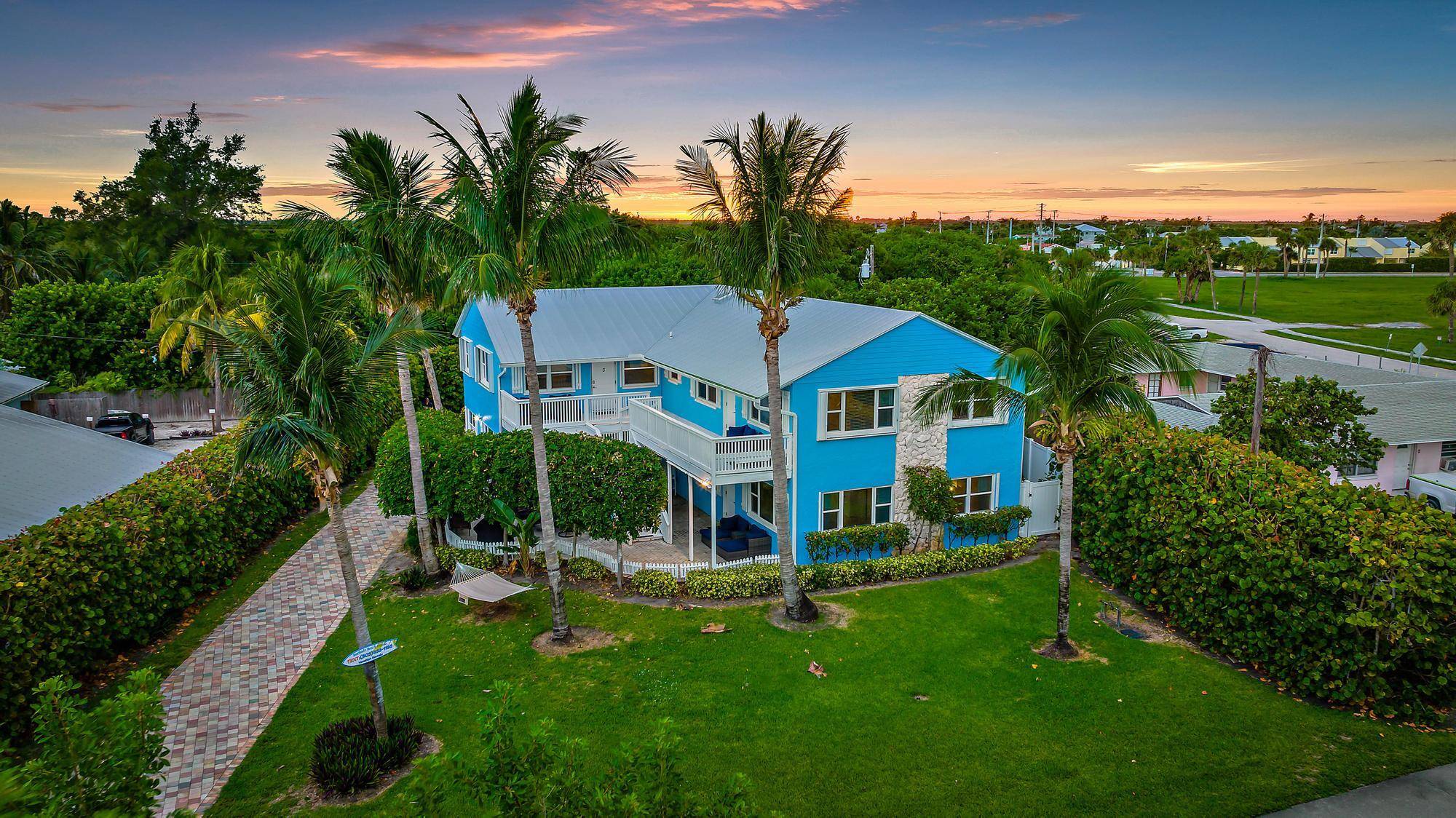 Attention investors ! This fully turnkey vacation rental offers an exceptional opportunity with a NOI of over 92, 000 annually !