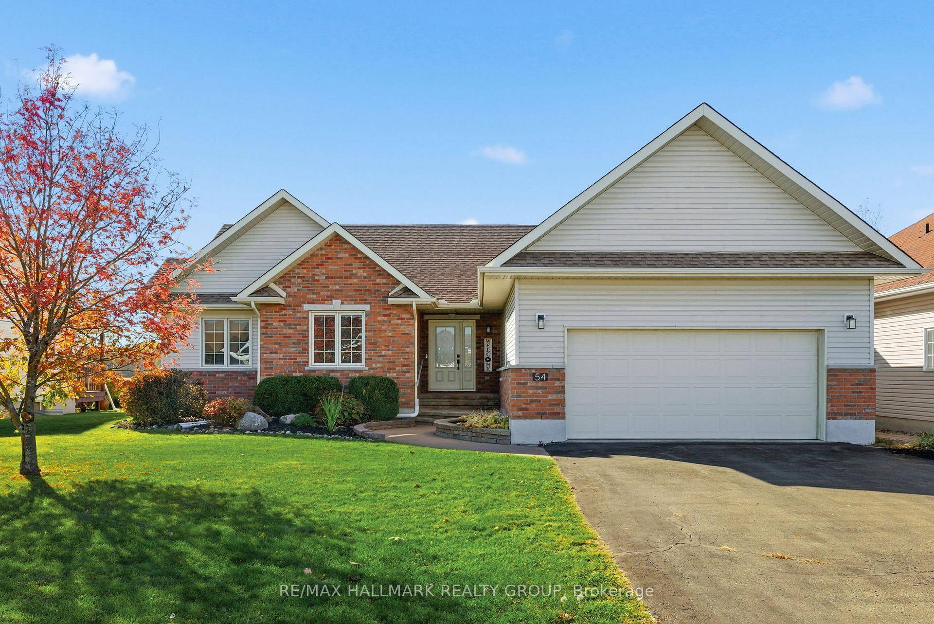 Beautifully maintained bungalow on a quiet amp ; family friendly street in the village of Winchester !
