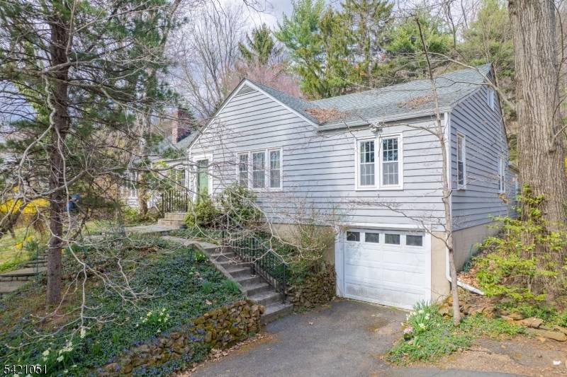 Spacious 5 bedroom, 3 bath home offering 2, 576 sq ft of comfortable living space in desirable Bridgewater.