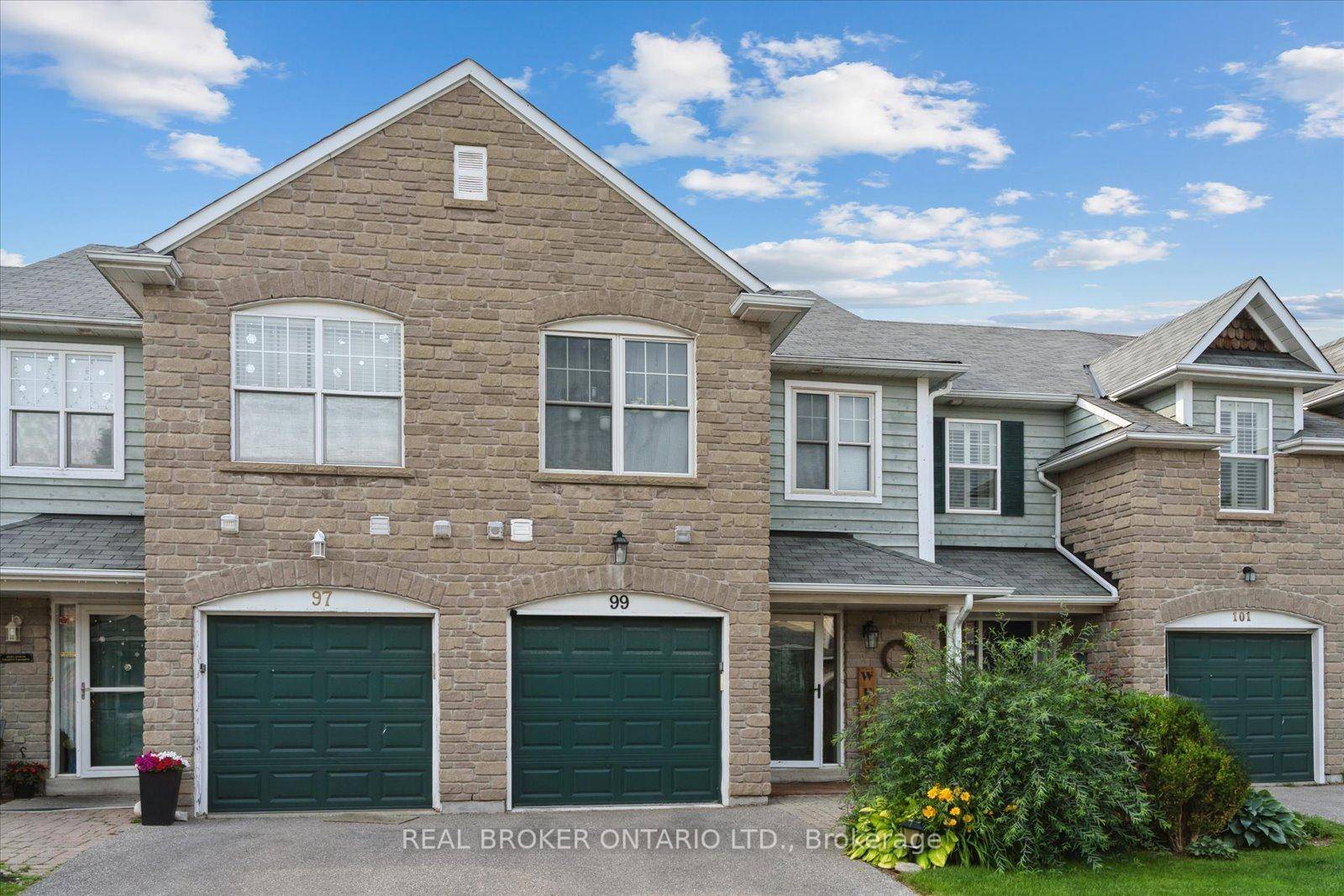 Stunning, Spacious Condo Townhome Backing Onto a Ravine !