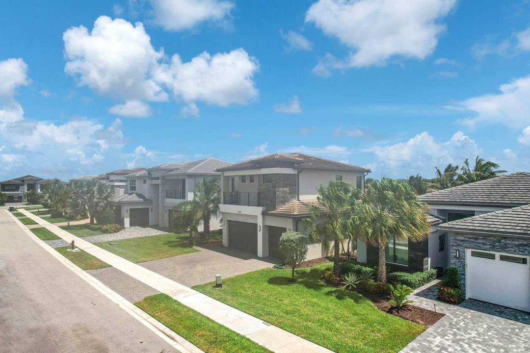 Welcome to this Pacifica Premium model in the Bali Collection with stunning lake views.