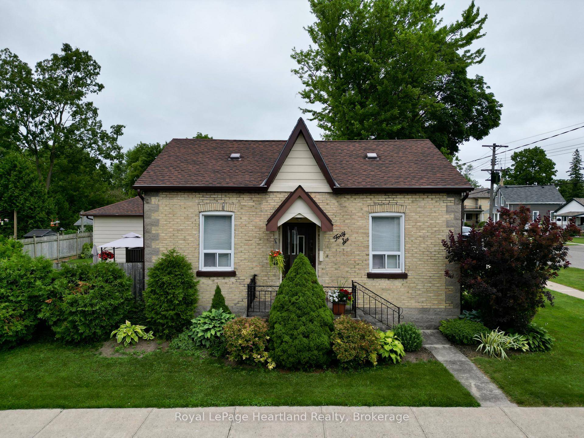 Welcome to this well maintained yellow brick bungalow located steps from Exeter's downtown amenities.