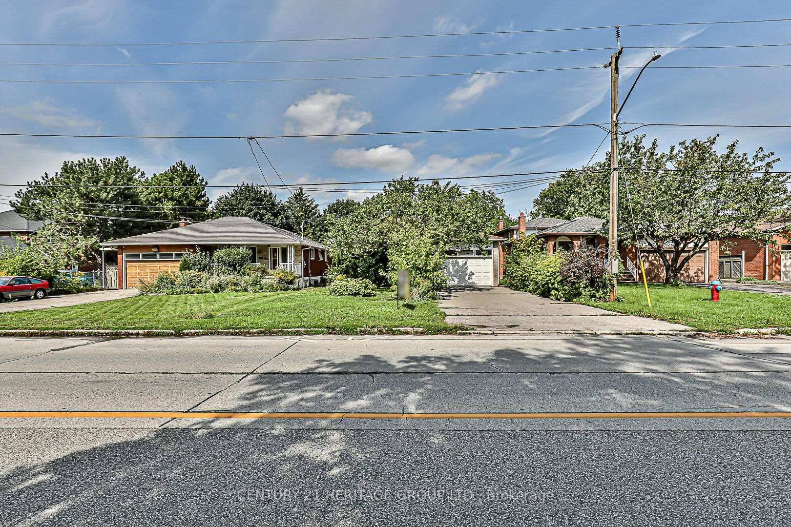 Attention Builders, Developers, Investors and end users, Detached in the Heart of Richmond Hill, a Beautiful 4 Bedroom Detached House with a Huge Lot Size.