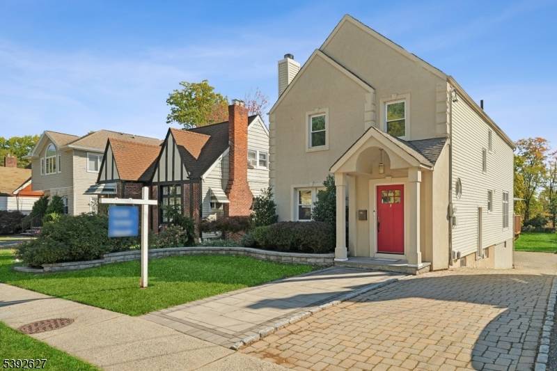 Set on an oversized lot in Bloomfield and backing directly to Lion Gate Park, this beautifully updated Brookdale Colonial combines timeless character with modern updates.